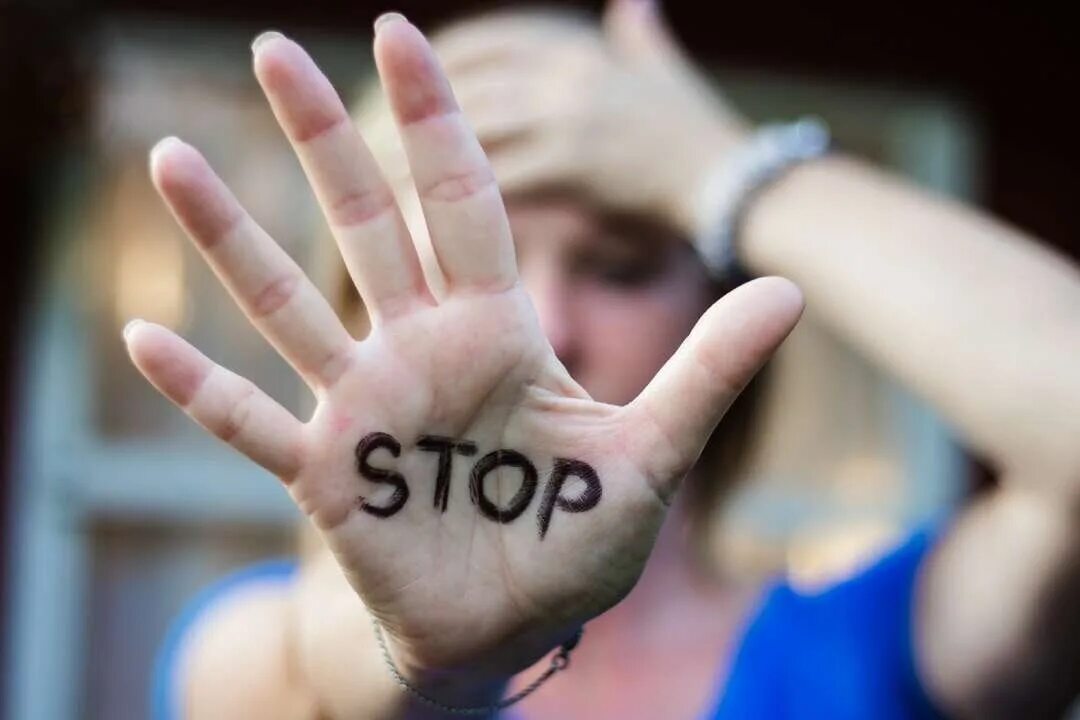 She writes stop. Абьюз картинки. Символ абьюза. Стоковые картинки абьюз. Абьюзивные отношения.