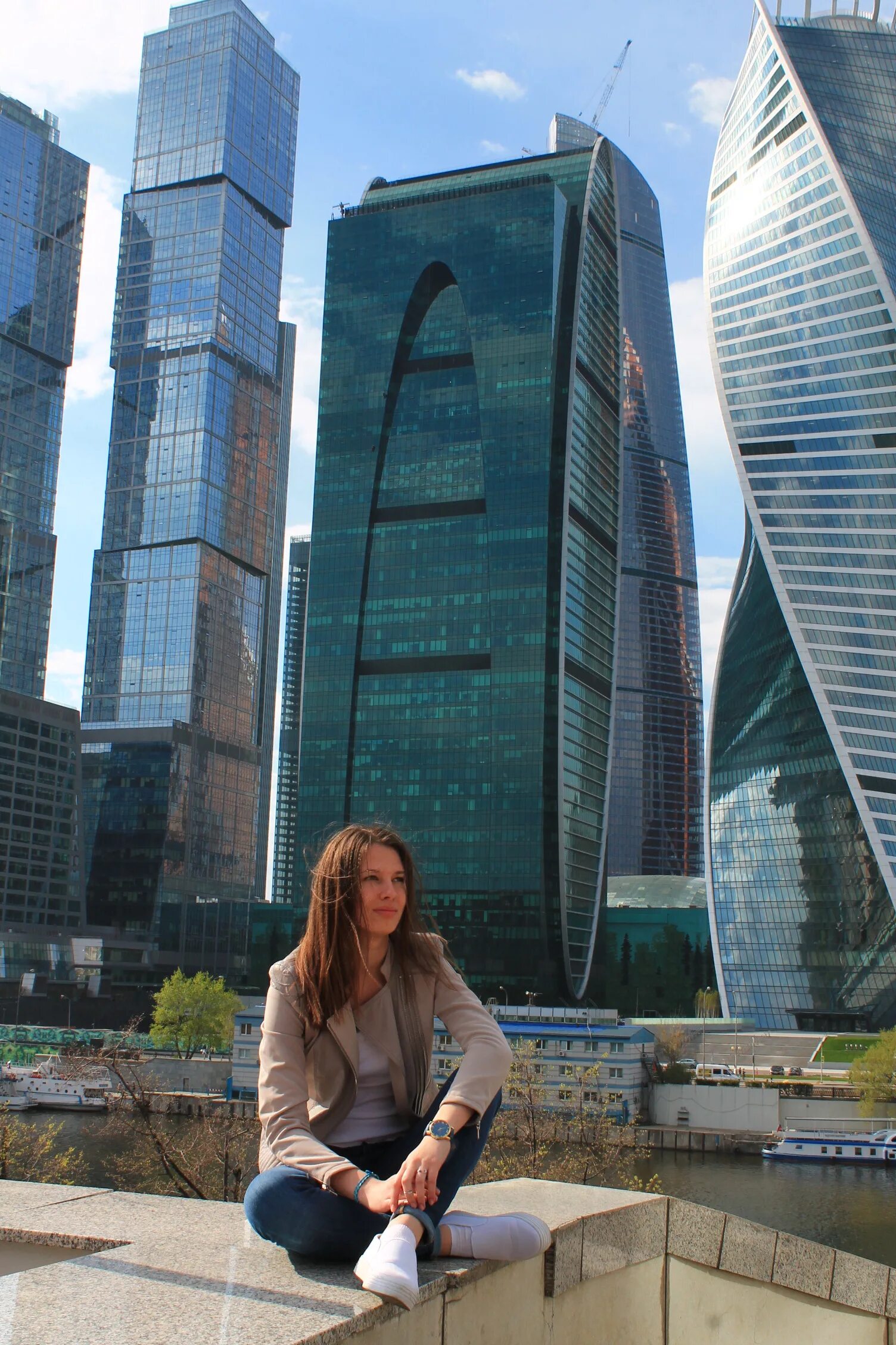 Москва сити человек. Фотосессия на фоне Москва Сити. Девушка на фоне Москва Сити. Москва Сити селфи. Селфи на фоне Москва Сити.