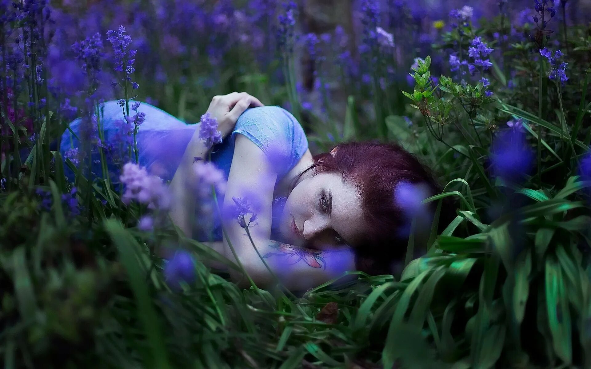 Сон на свежем воздухе. Трава во сне для женщины. Трава во сне для женщины. Лежит на траве. Фотосессия на траве.