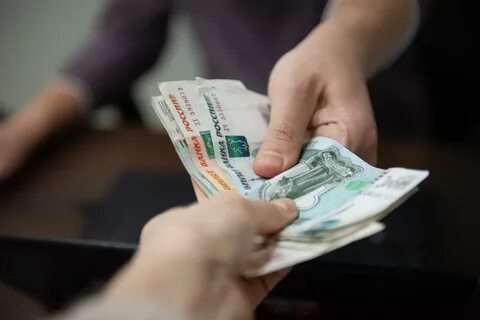 Выплачивать в полном размере заработную плату