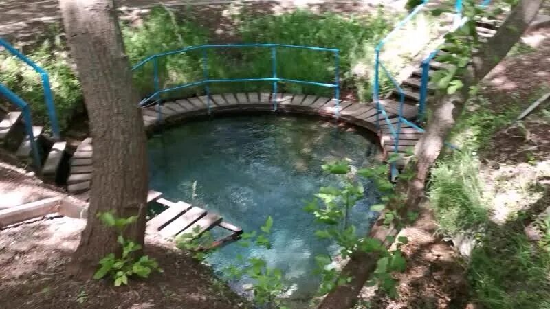Голубой глаз оренбург родник. Родник голубой глаз оренбургская область. Голубой глаз родник в александровском районе оренбургской. Родник голубой глаз. Родник голубой глаз.