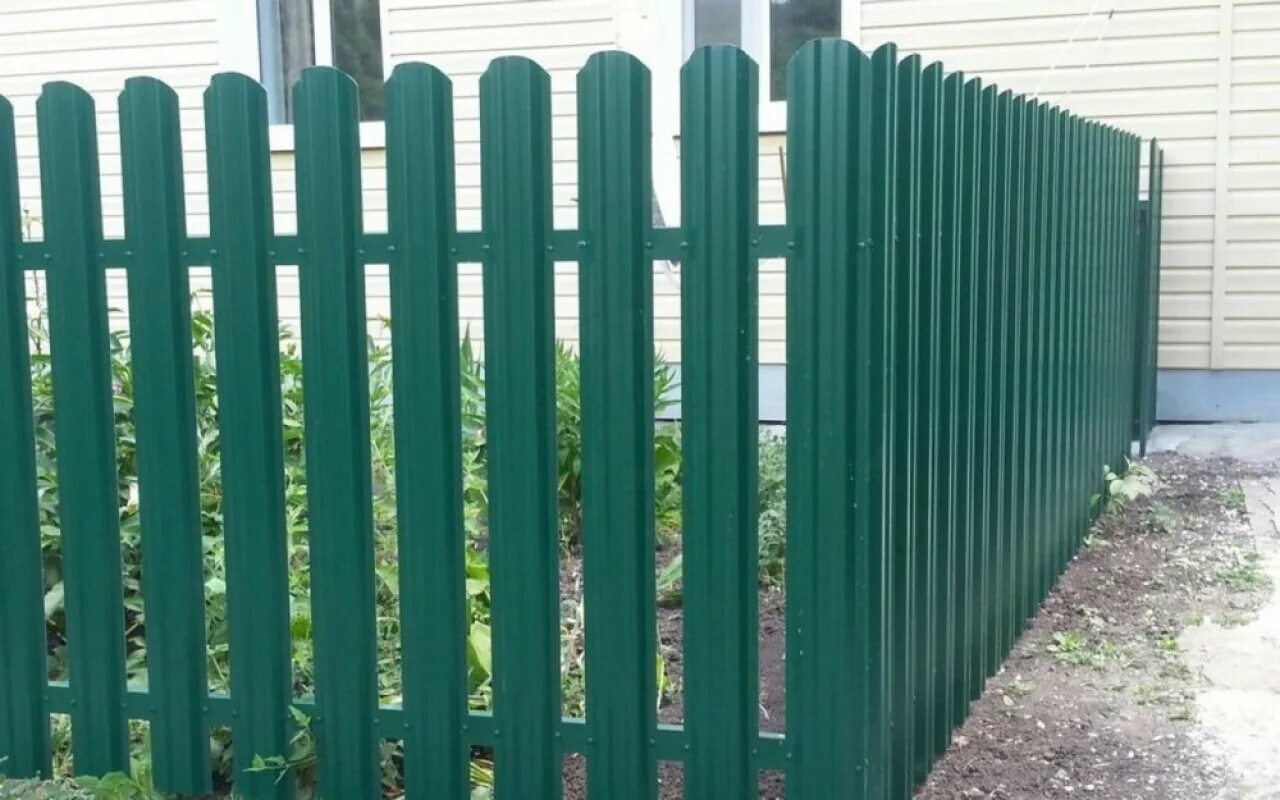 Металлический забор штакетник 132мм. RAL 6005 зеленый мох штакетник. Забор из Еаро штакктника. Заборы из евро штафетника.. Забор из металлического штакетника заборыч