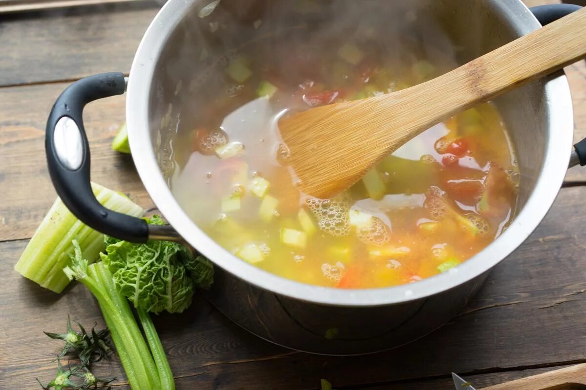 Суп в кастрюле. Бульон с овощами. Супы на отварах. Овощи для супа. Кипение бульона