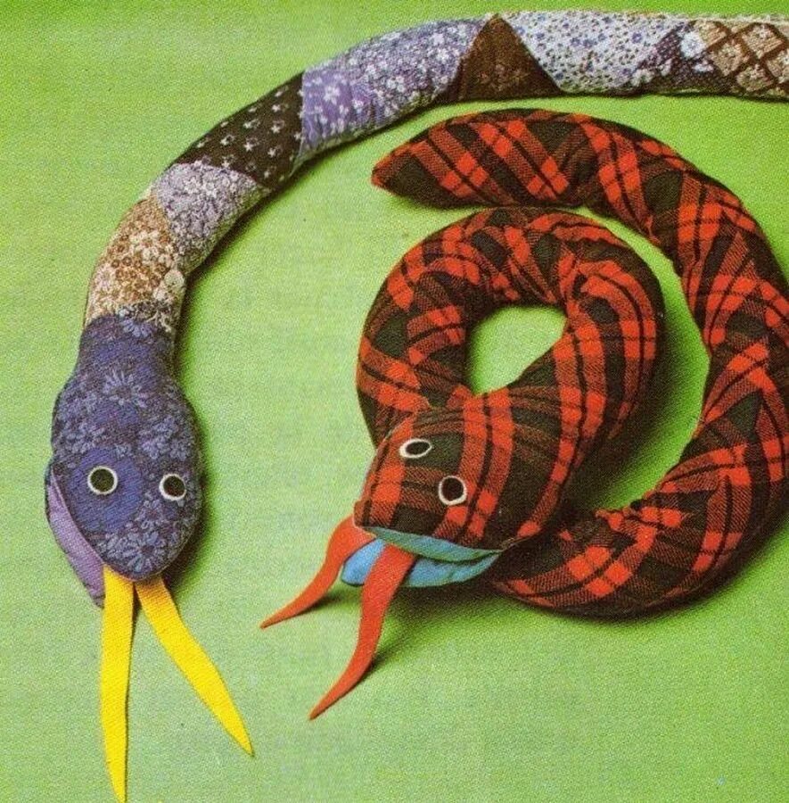 Змейка своими руками. Змея из ткани. Мягкая игрушка змея. Поделка змея из ткани. Игрушка змея из ткани.