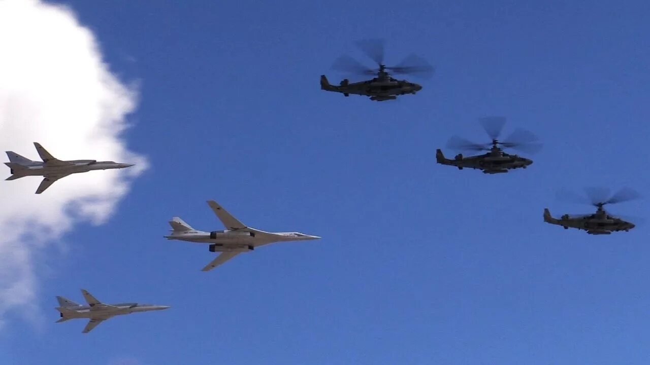 Над москвой летают самолеты. Полёт над москвой. Авиапарад в москве 2020. Полёт над москвой. Вид из самолета.