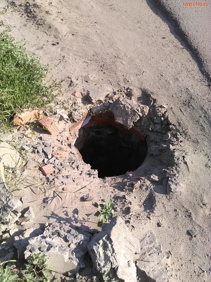 Люк курск. Открытый люк. люк вода. открытый люк россия. открытие люка на курске.