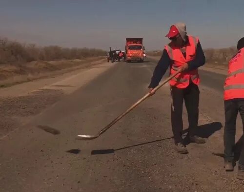 Карабутак казахстан. Реконструкция трассы новосибирск павлодар. Ремонт трассы. Ремонт дорог. Проведение ремонтных работ.