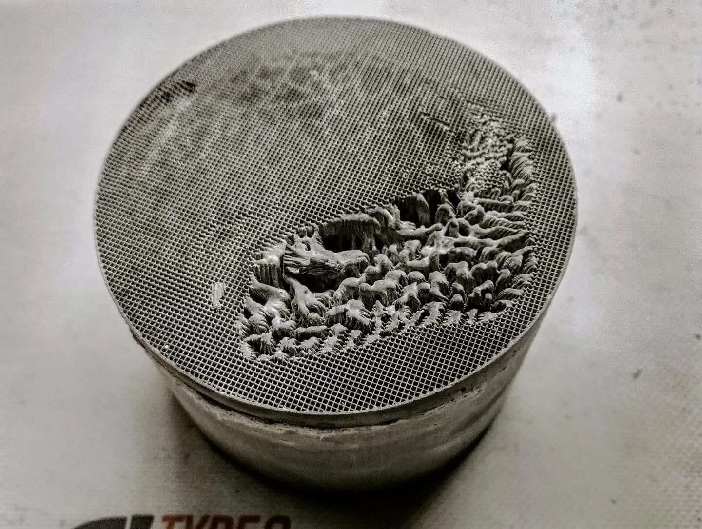 Разрушение катализатора. Частицы катализатора попадают в цилиндры. Частички катализатора в цилиндрах. Катализатор на тойота камри 2. Выгоревший катализатор.