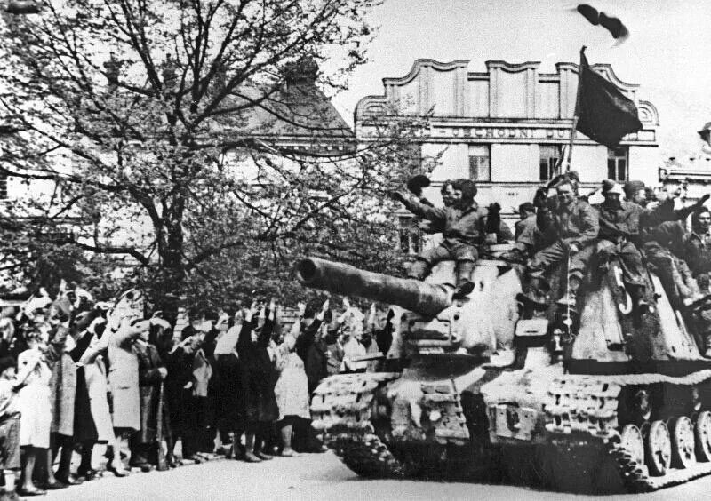 Освобождение Чехословакии в 1945. Завершилась Пражская наступательная операция советских войск. Освобождение Праги советскими войсками. Советские войска в Праге 1945.