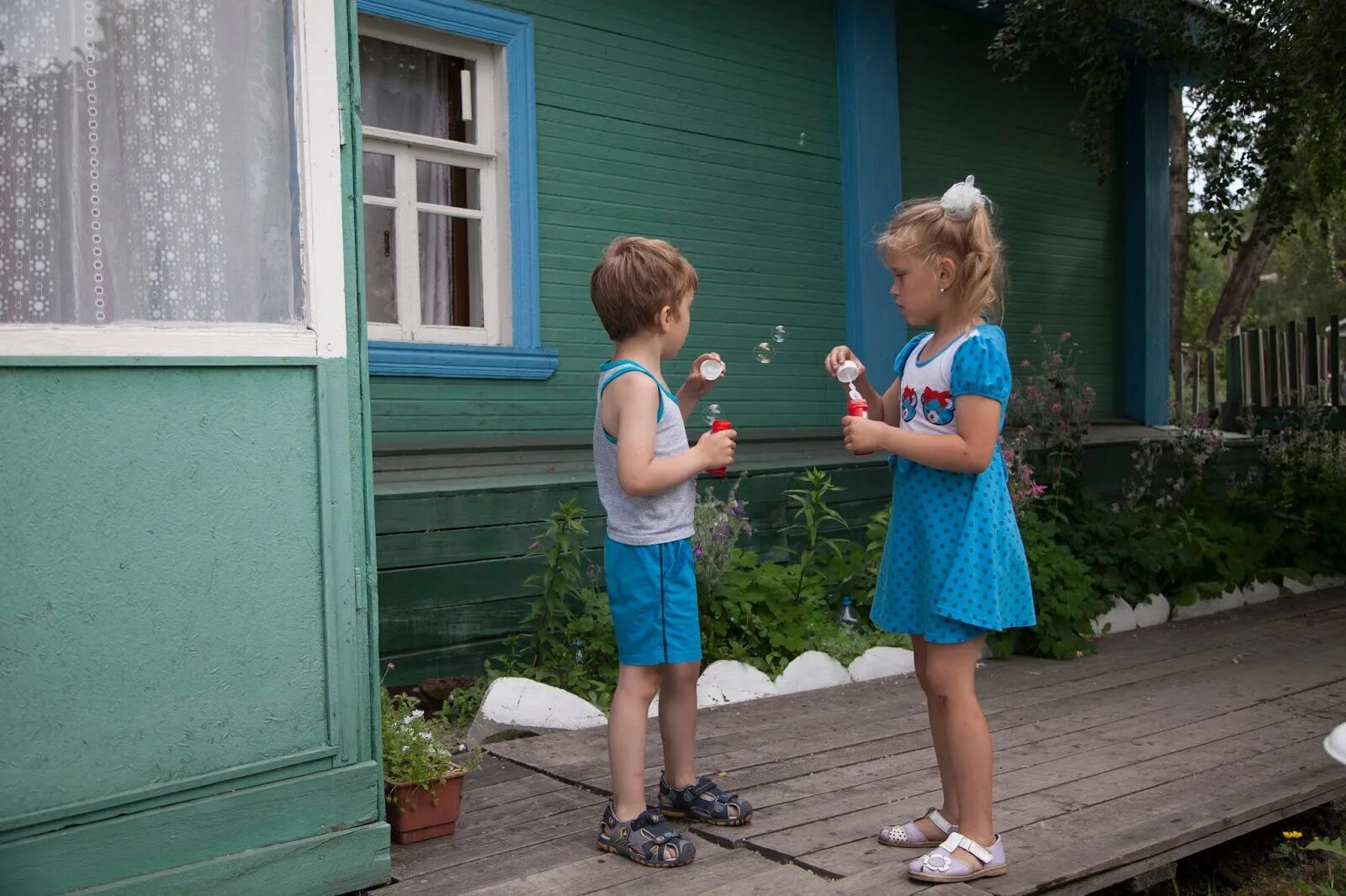 Соседский ребенок. Соседи дети. Две девочки знакомятся. Приветливые дети. Соседские ребята