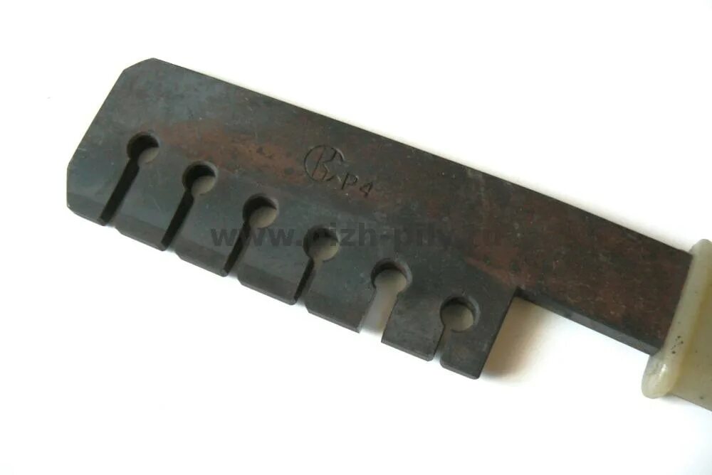 Инструмент для развода зубьев ножовки по дереву. Приспособление для разводки зубьев ножовок Энкор 19199. Приспособление для развода зубьев ножовки. Приспособление для развода зубьев пилы.
