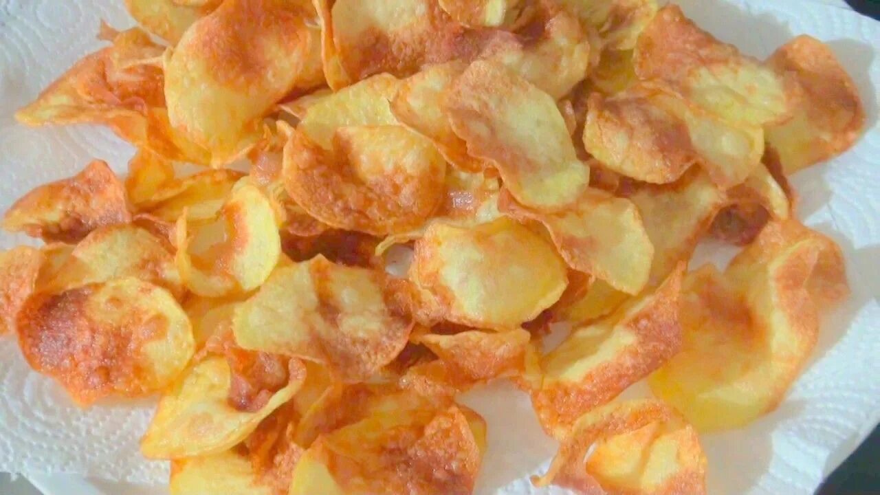 Чипсы из пюре в духовке. Картофельные чипсы в сушилке. чипсы из толченой картошки. чипсы картофельные в сушилке для овощей. картофельные чипсы в электросушилке.