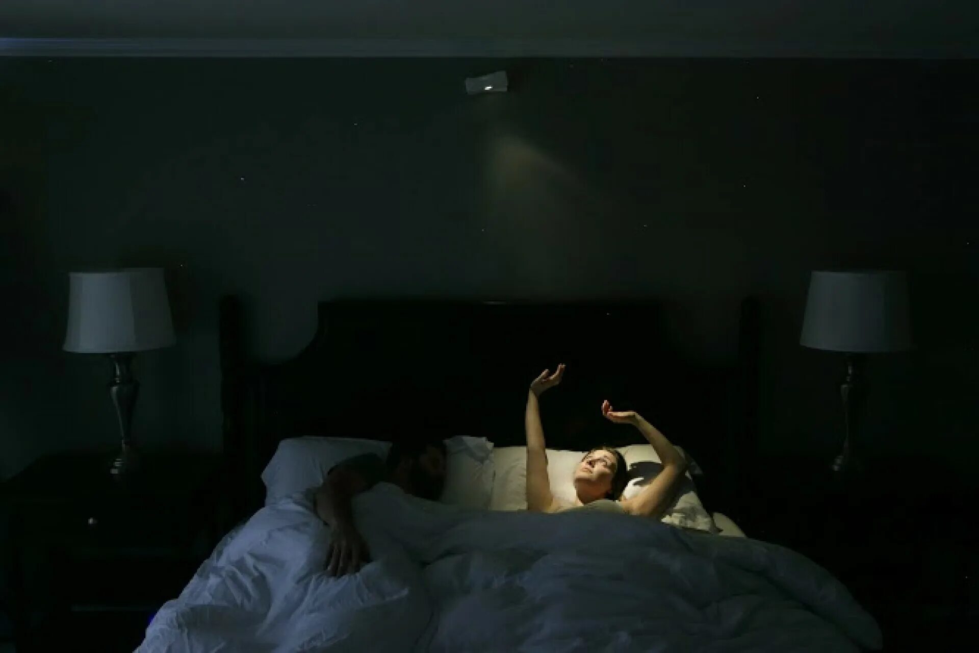 Спящий человек в темноте. Клип в темноте. Человек в кровати ночью. Ричард купер сонный паралич. Девушка в темной комнате.