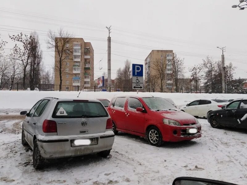 Улица шейна 20 смоленск. Стоянки в смоленске. Тц сфера смоленск парковка. Парковка у остановки. Смоленск парковки.