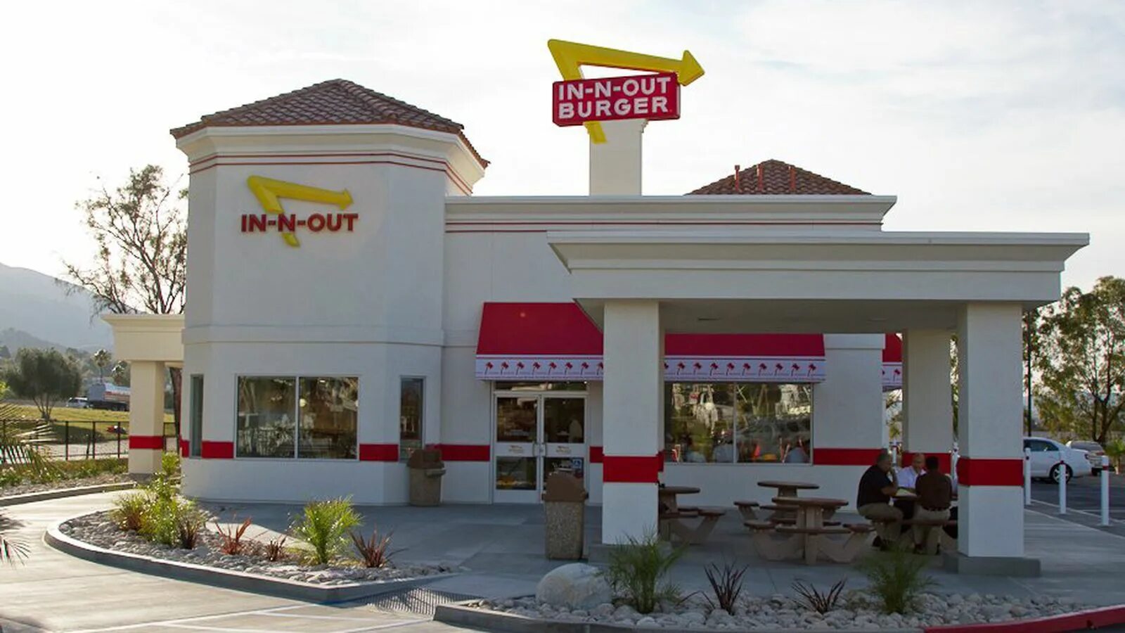 Английские предлоги. Be in and out. Фразовые глаголы с глаголом call. Inn and out. In’n’out.