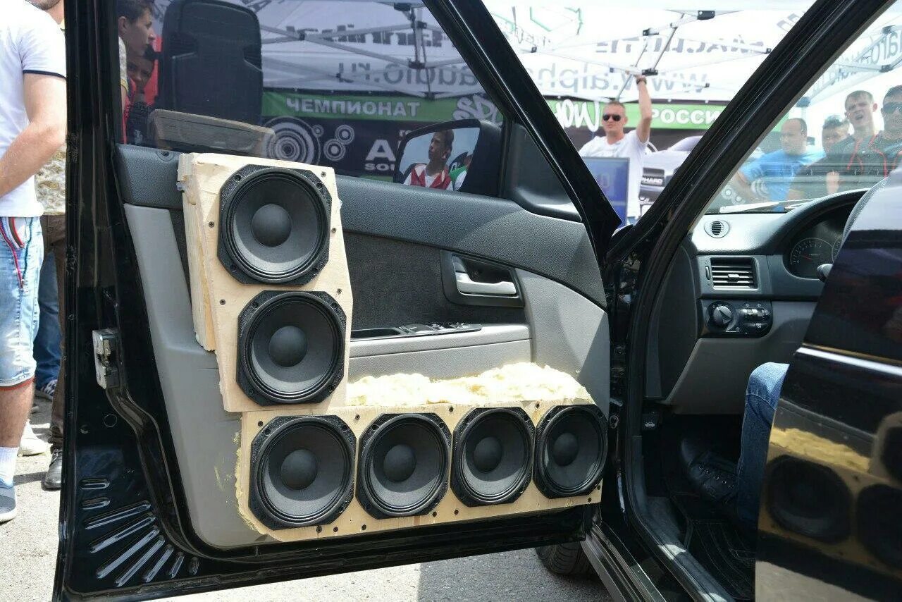 Авито музыка в машину. Матиз самбуфер. Ваз 2114 салон автозвук. Автозвук машины. Громкий фронт гранта 4х25.