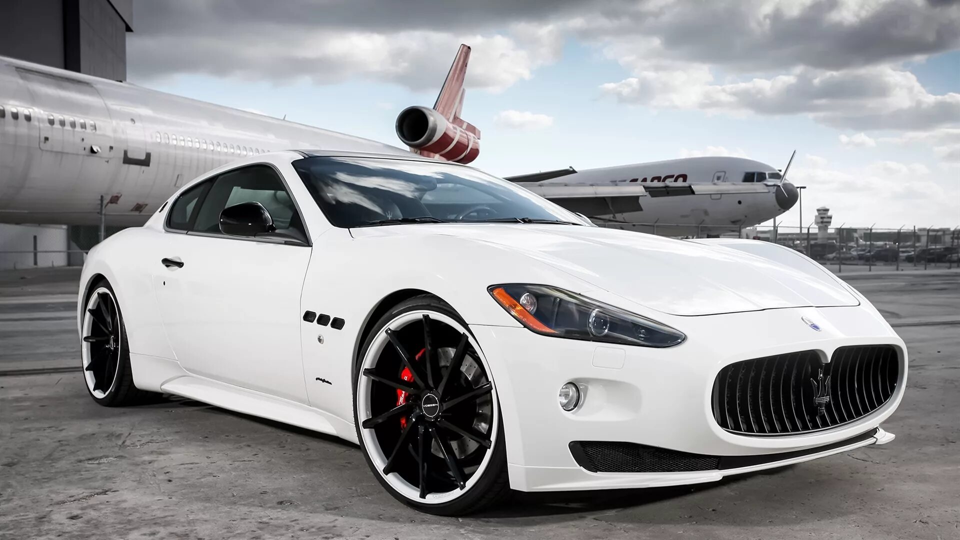 White machine. Maserati GRANTURISMO белая. Мазерати ГРАНТУРИЗМО S белая. Maserati GRANTURISMO White. Машина Мазерати белая.