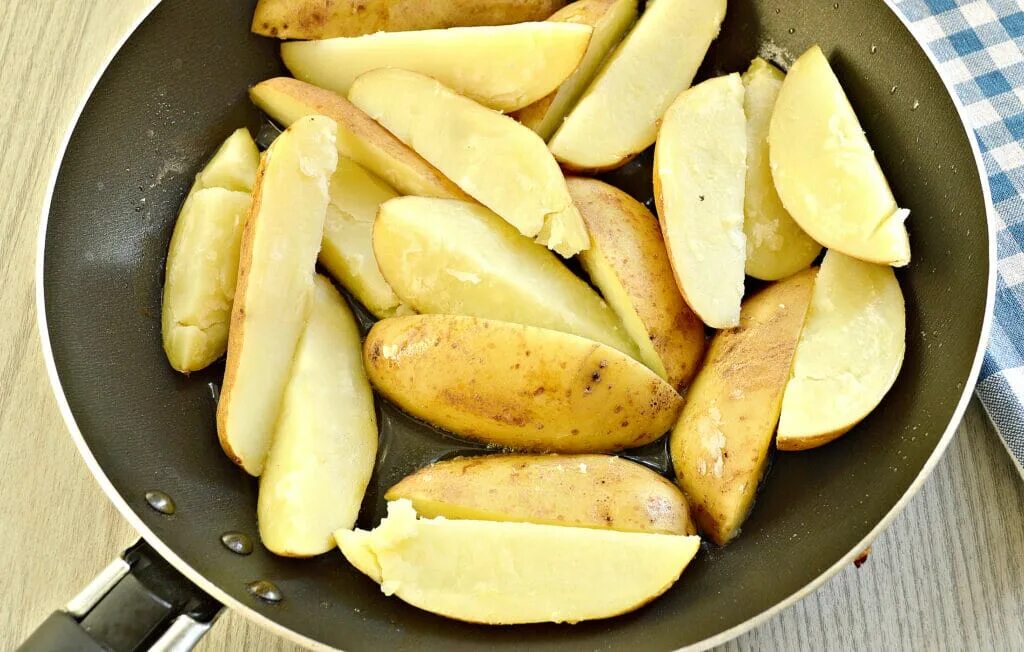 Как делать картошку на сковороде. Картошка по-деревенски на сковороде. Картофель по деревенски. Картофель дольками на сковороде. Картошка ломтиками на сковороде.