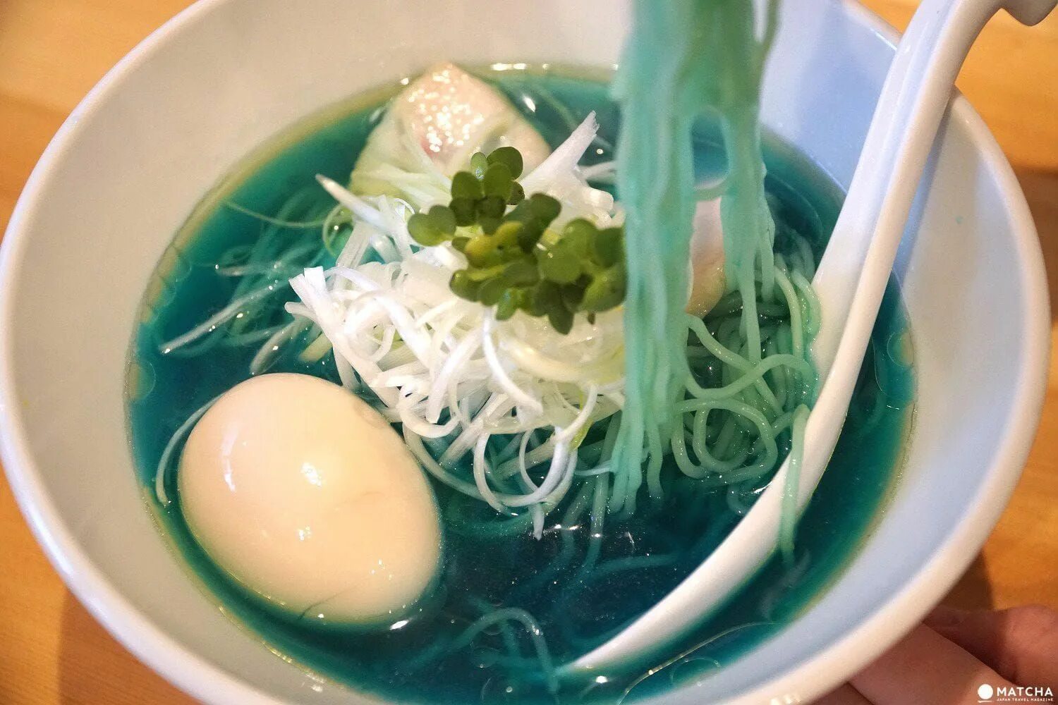 Особое блюдо тиори. Рамен Kipposhi. Голубой суп. Синий рамен. Рамен зеленый.