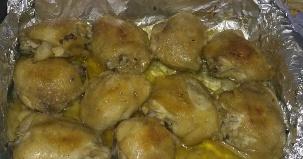 куриные бёдра в духовке с картошкой в рукаве. куриные бедрышки в рукаве. пакет для запекания курицы. куриные бедрышки запеченные в духовке. рецепт куриных бедрышек в рукаве.