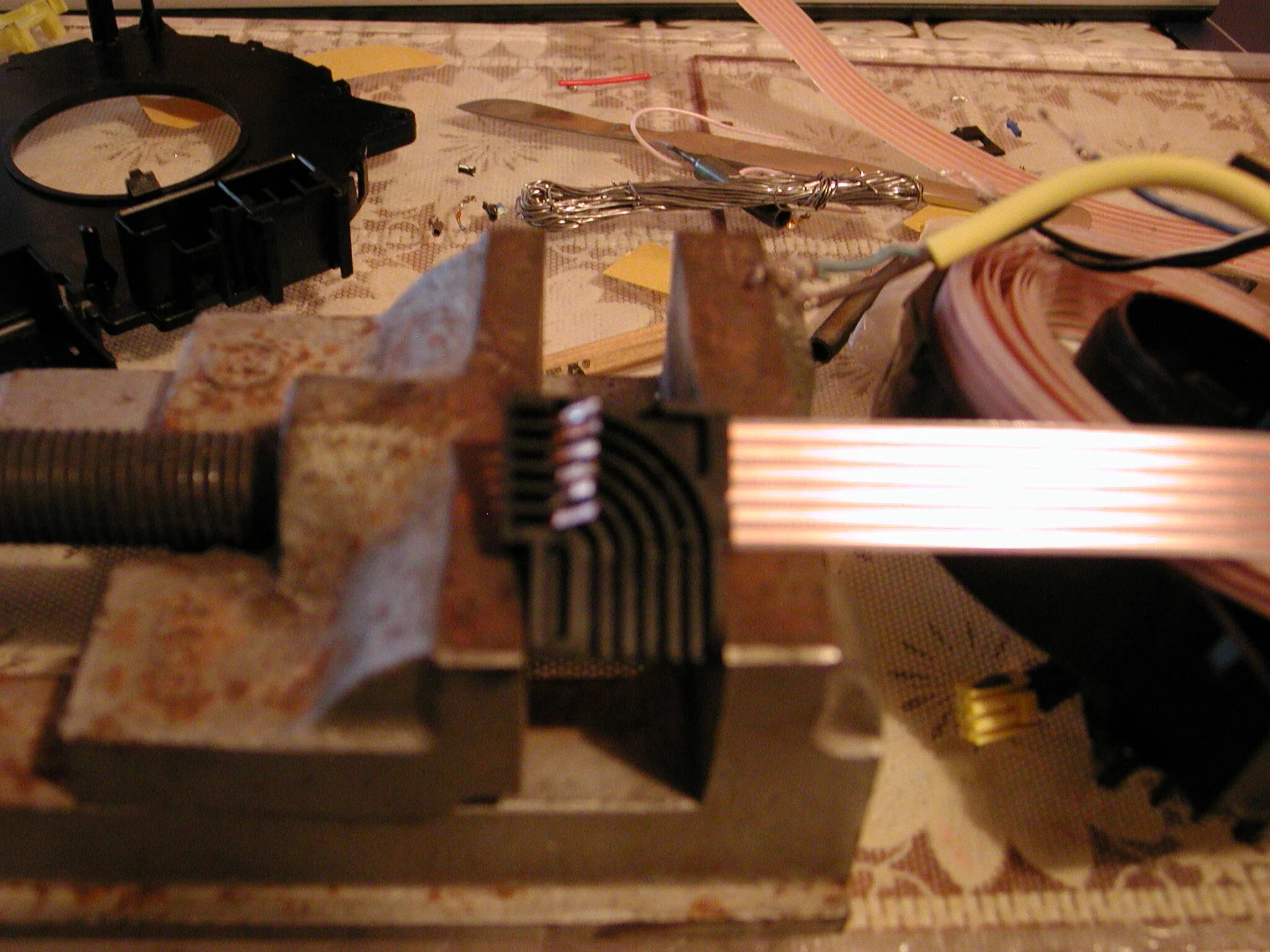 Canon pixma 520 шлейф дисплея. Как со шлейфа снять изоляцию. Восстановление плоских шлейфов. Как со шлейфа снять изоляцию. Зачистка шлейфа остек.