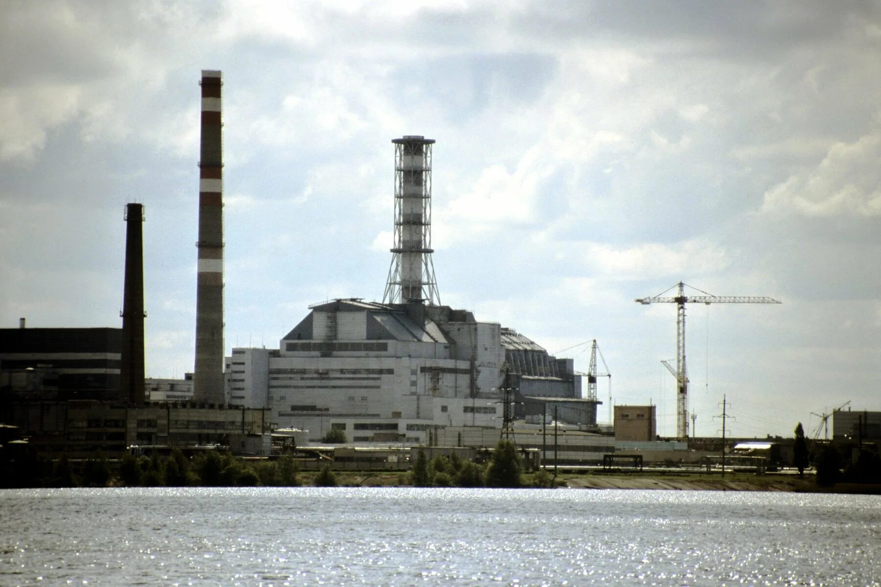 Включи чернобыльскую аэс. Чернобыльская АЭС. Чернобыль атомная станция. Чернобыльская АЭС вид издалека. Юг ЧАЭС.