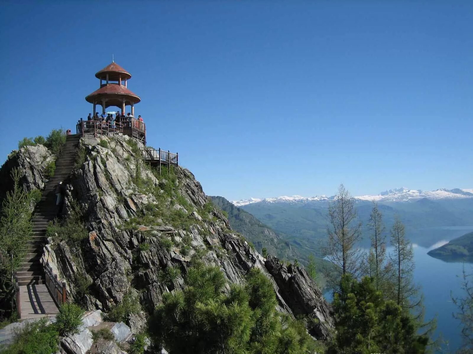 Троицкая церковь в гергети грузия. Скала в горах фессалии. Скала проповедника (прекестулен). Прекестулен норвегия. Интересные места в горах.