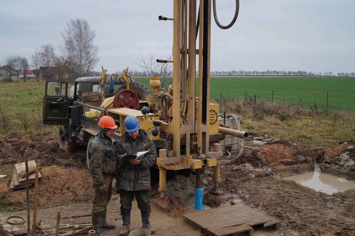 Скважина в перми. Бурение скважин на воду УРБ 2а2. РОССПЕЦСТРОЙ бурение скважин. Бурение водозаборных скважин. Бурильные станки для артезианских скважин.