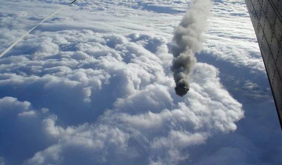 Ветер разгон т облака. Самолеты разгоняют тучи. Разгонять облака. Самолеты разгоняют облака. Самолет для разгона облаков.