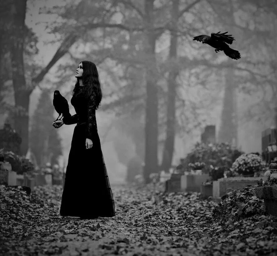 Ведьма на кладбище. Девушка на кладбище. Готический ритуал. Готическое кладбище. Ведьма вдова