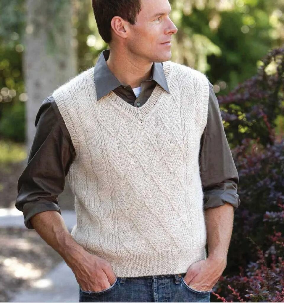 Мужская вязаная безрукавка на пуговицах. Вязаный мужской жилет на пуговицах. Мужской жилет спицами. Безрукавка мужская вязаная. Мужская безрукавка спицами.