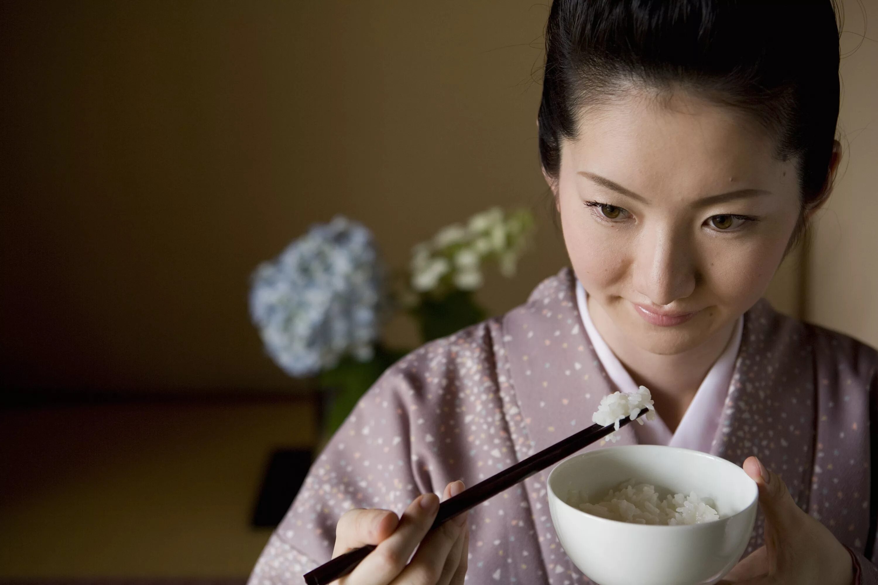 Име ем. Японцы едят рис. Китаец с рисом. Японские женщины. Рис в Японии.