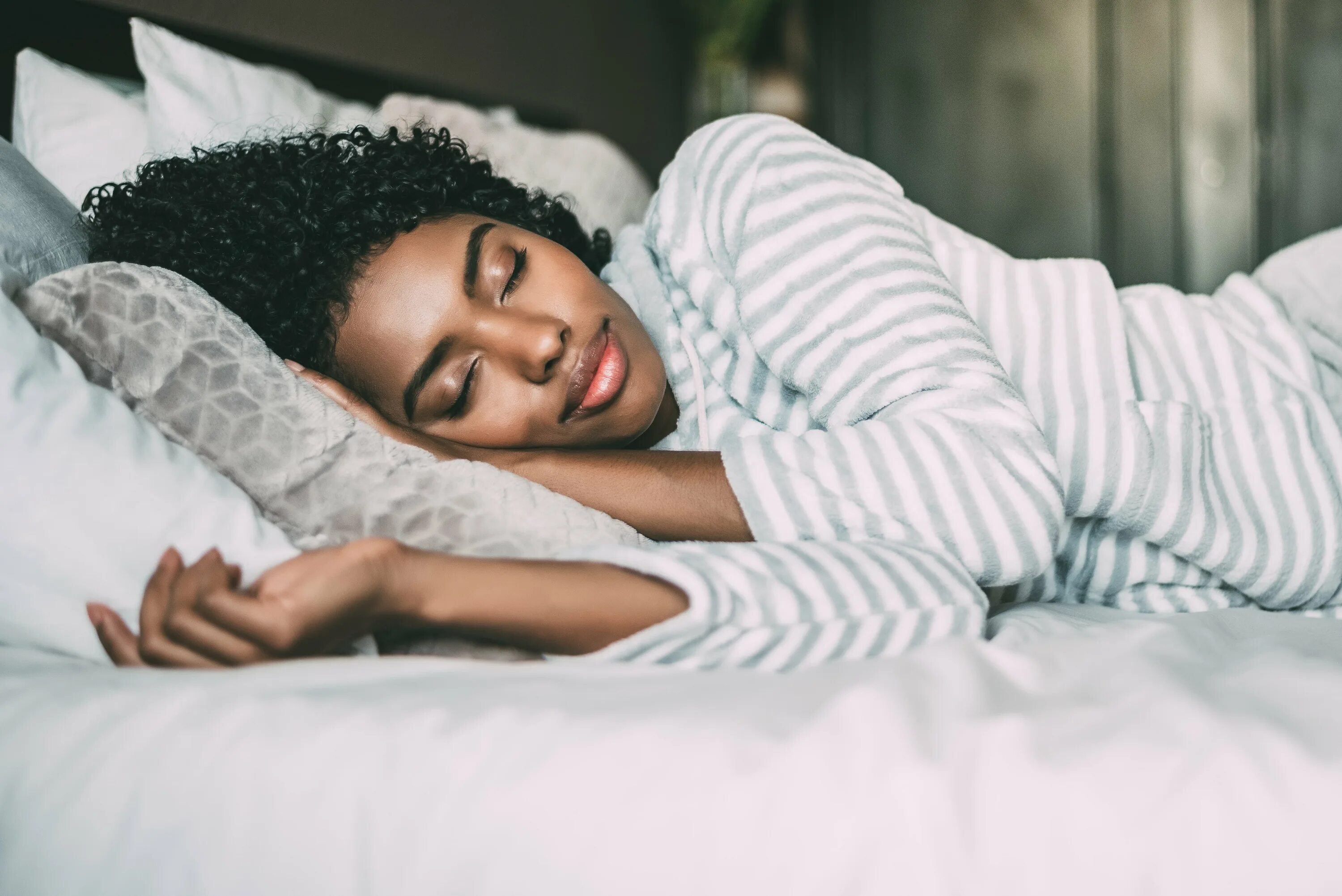 Сон бывший улыбается мне. Sleep. black sleep. блэк он сон. black women in bedroom.