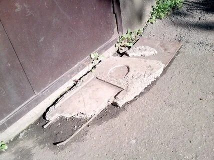 Под порогом дома