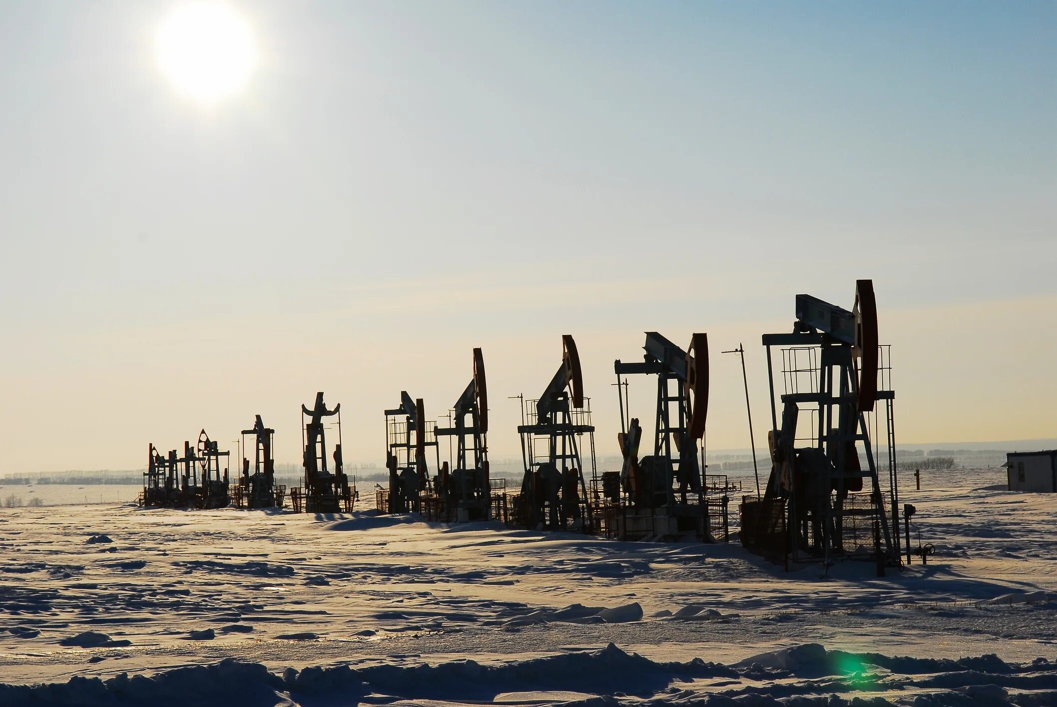 В западной сибири добывается нефти. Добыча нефти в хмао. нефтяная вышка в сибири. нефть и газ. нефтяные вышки в россии.