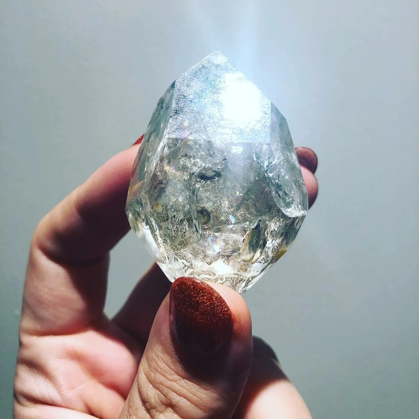 Кристалл стоит. Кристалл 80236. Шампанское дешевое. Горный хрусталь призма. Кристалл луна.