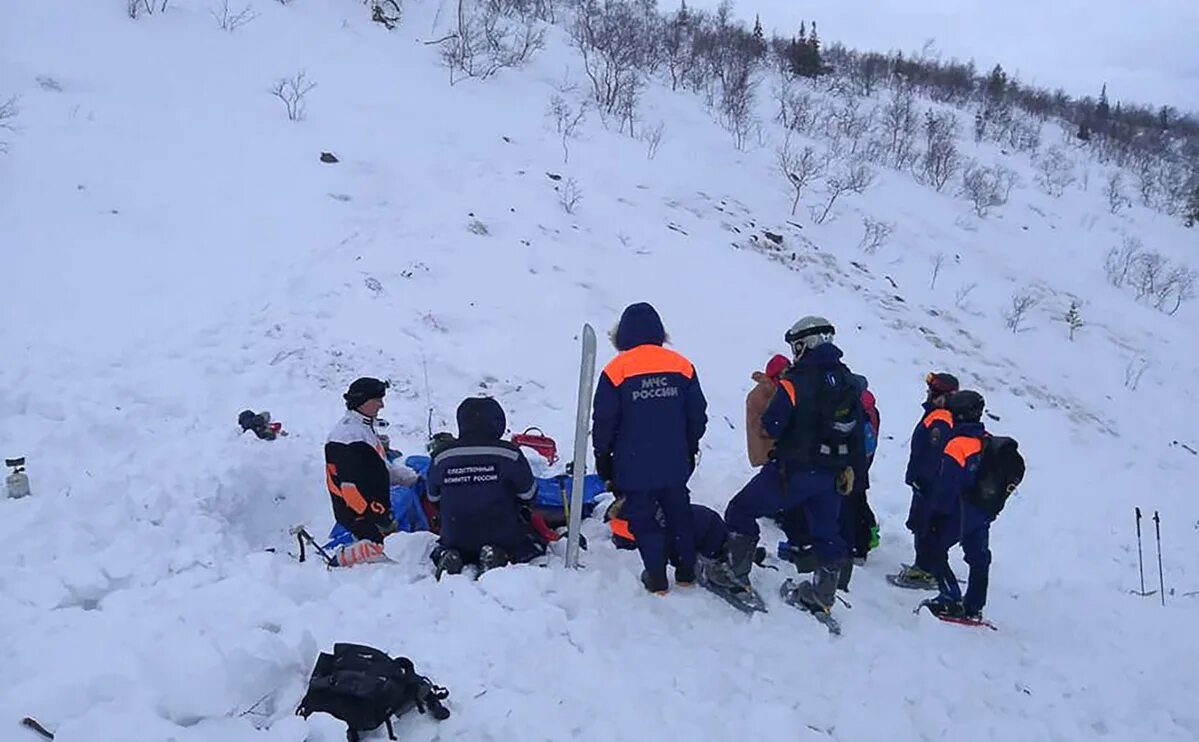 Нападение в мурманской области. Лавина в Мурманской области 2021. Трагедия в Хибинах 2021. Лавина в Хибинах 2021.