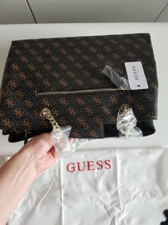 Как отличить оригинал сумки гесс. Бирка guess оригинал сумка. бирка внутри сумки guess. сумки гесс оригинал guess. оригинальная бирка guess на сумках.