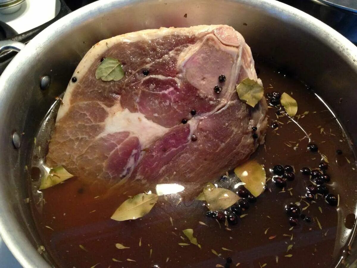 Сколько времени варить печень свиную до готовности. Отваривание мяса. Варка мяса. Бульон с мясом. Мясо для варки.