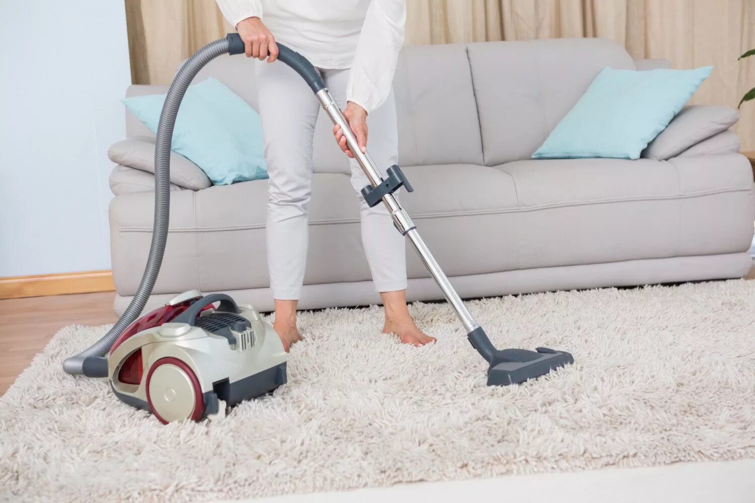 Home vacuum cleaner. Пылесос. Уборка пылесосом. Пылесосить ковер. Пылесос на ковре.