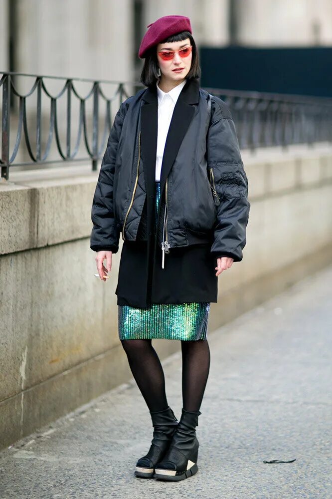 бомбер стрит стайл 2022. Isabel marant куртка бомбер. бомбер женский образы. джинсовые бермуды стрит стайл. стиль под бомбер.