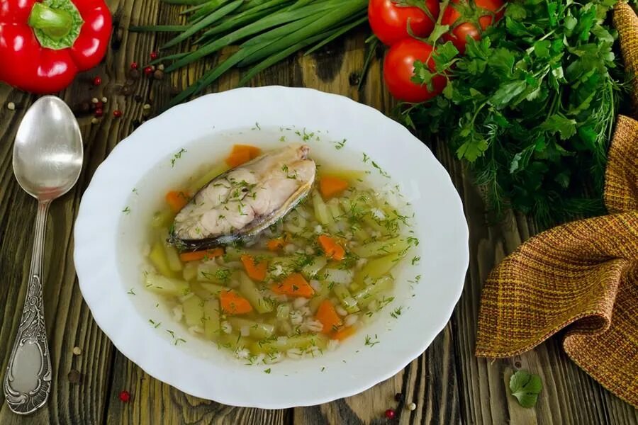Как варить уху из головы щуки. Уха из карпа. суп из карпа. уха рыбная. уха из щуки.