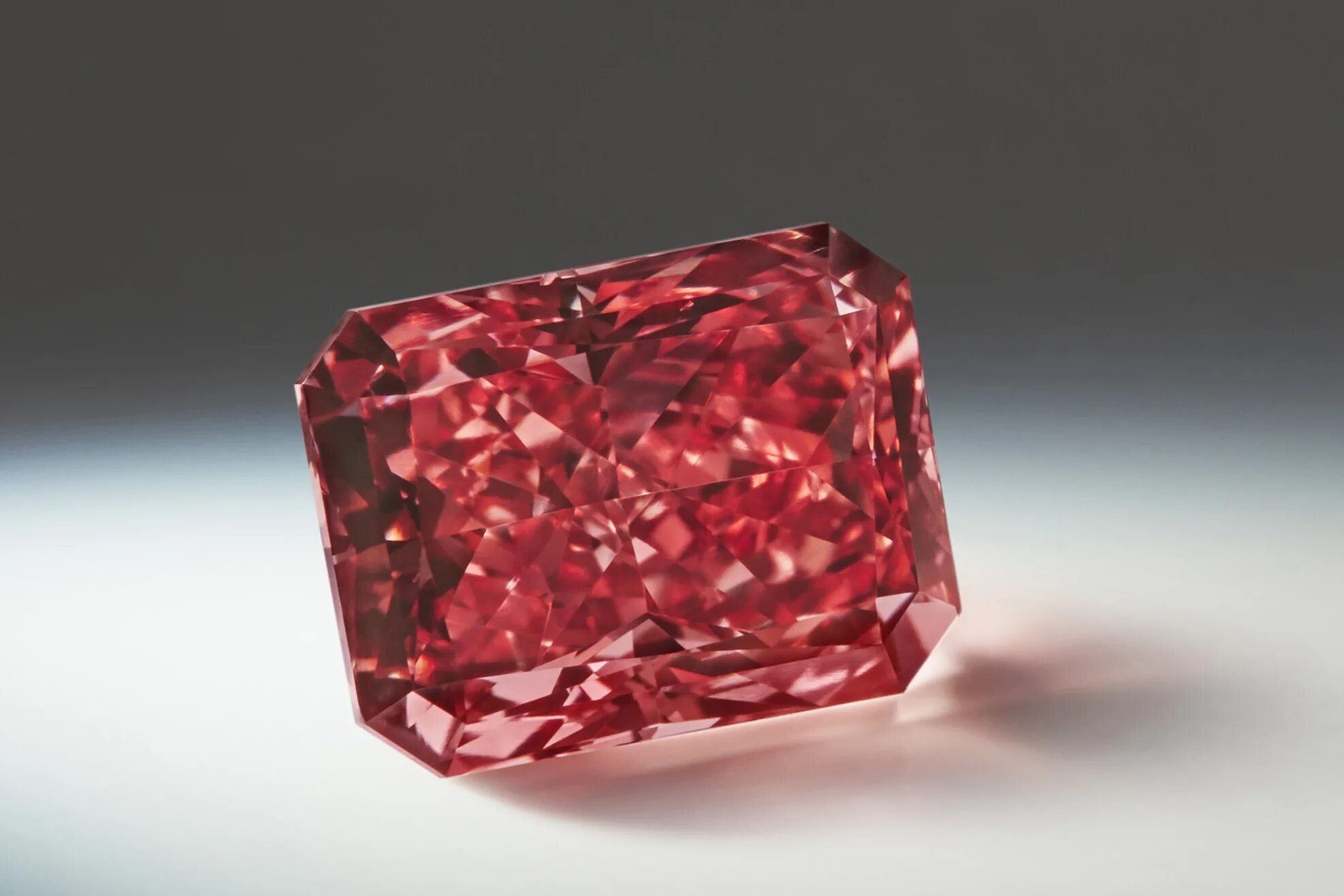Алмаз драгоценность. Красный Алмаз Самоцветы. Самый драгоценный камень в мире.