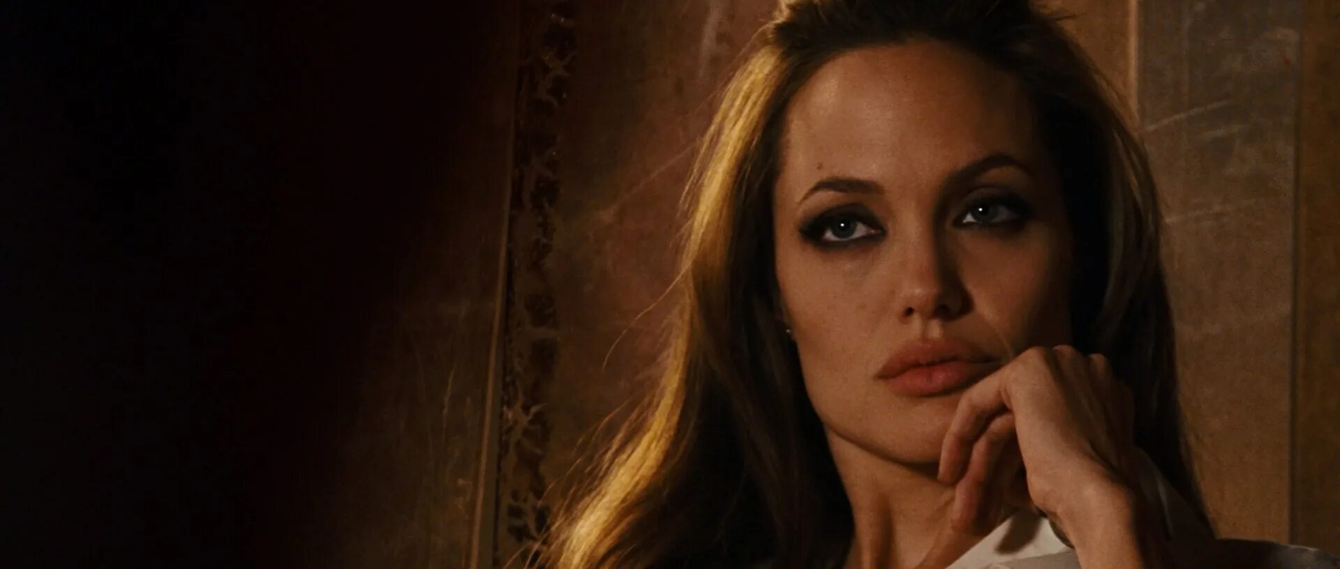 Какая интересная особа. Особо опасен Анджелина. Angelina Jolie особо опасен. Анджелина Джоли 2008.