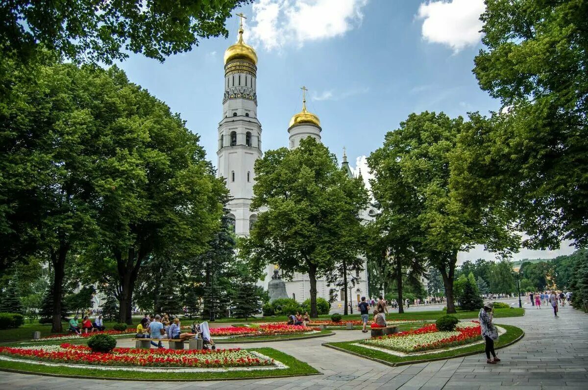 Сады московского кремля. Тайницкий сад Москва. Тайнинский сад Московского Кремля. Тайницкий сад в Кремле. Тайницкий сад и большой Кремлёвский сквер.