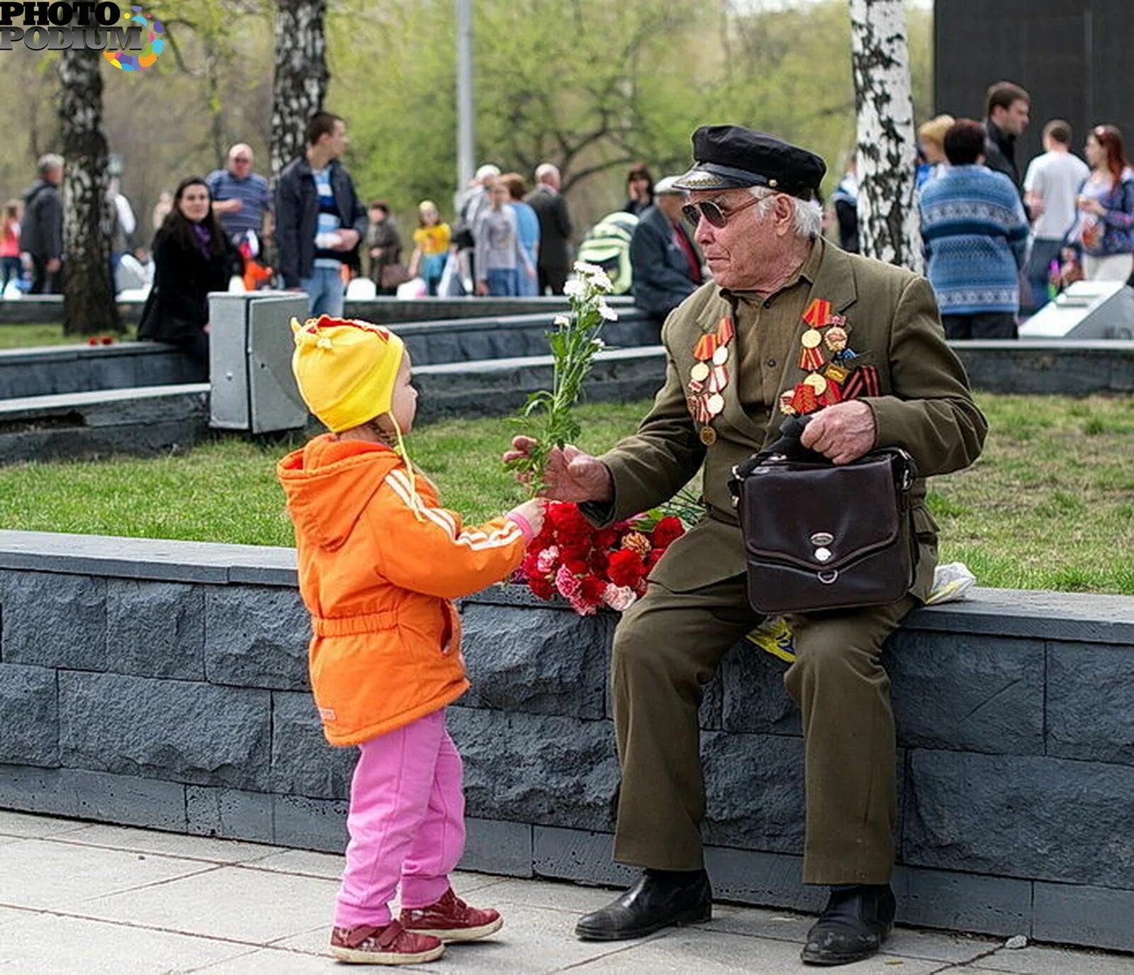 день победы радость. день победы слезы. день победы праздник со слезами на глазах. день победы со слезами на глазах картинки. радость со слезами на глазах день победы.