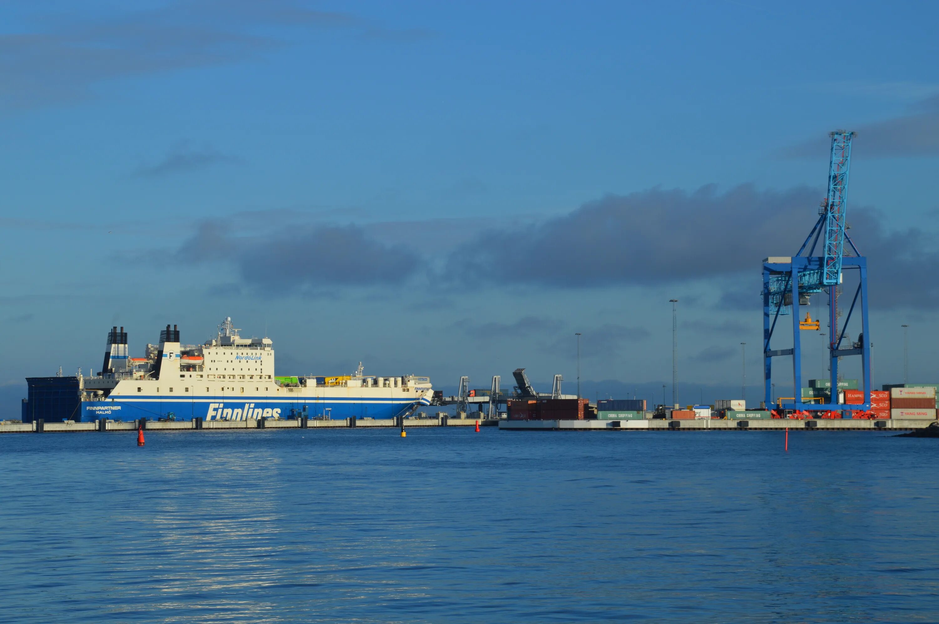 Терминал для приема паромов. Синий порт. Brixham. Синий порт. Порт синенькие.