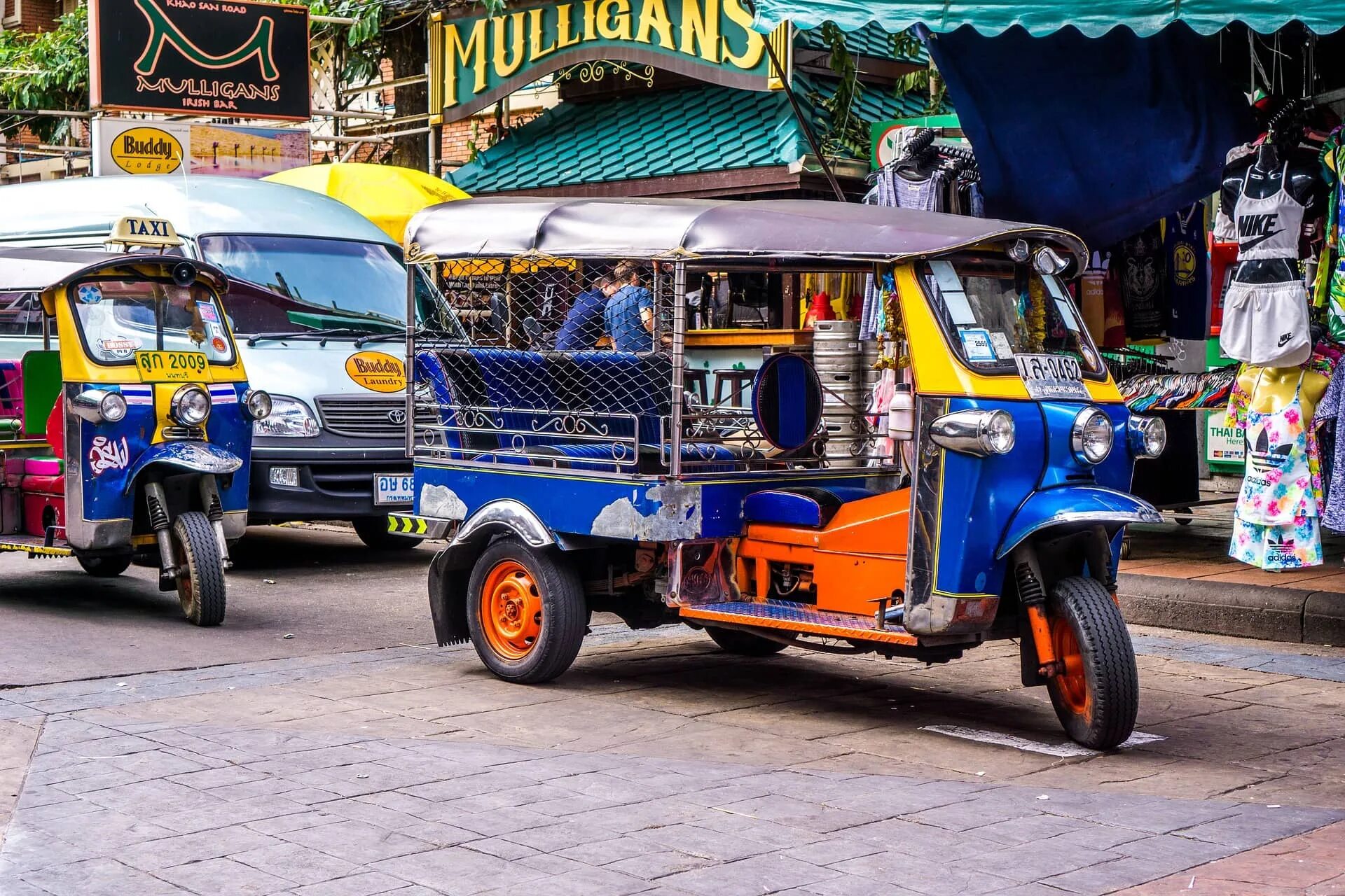 Тук-тук транспорт в Таиланде. Таиланд такси Tuk Tuk. Тук тук машина в Тайланде. Tuc tuc машина.
