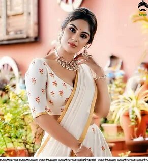 Latest Hot Saree Photos Of Samyuktha Menon.