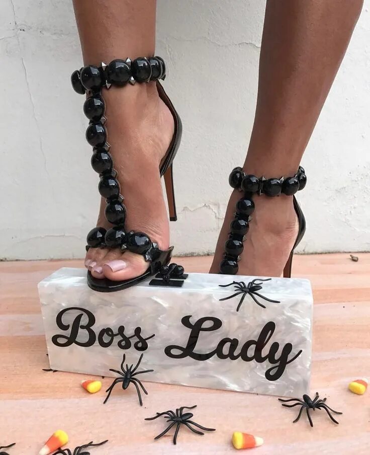 Super feet. Boss обувь женская. Леди босс обувь женская. Lady Boss Heels. Fun Heels девушка имя.